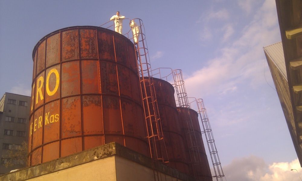 Čištění a nátěry sil na cement a vápenec