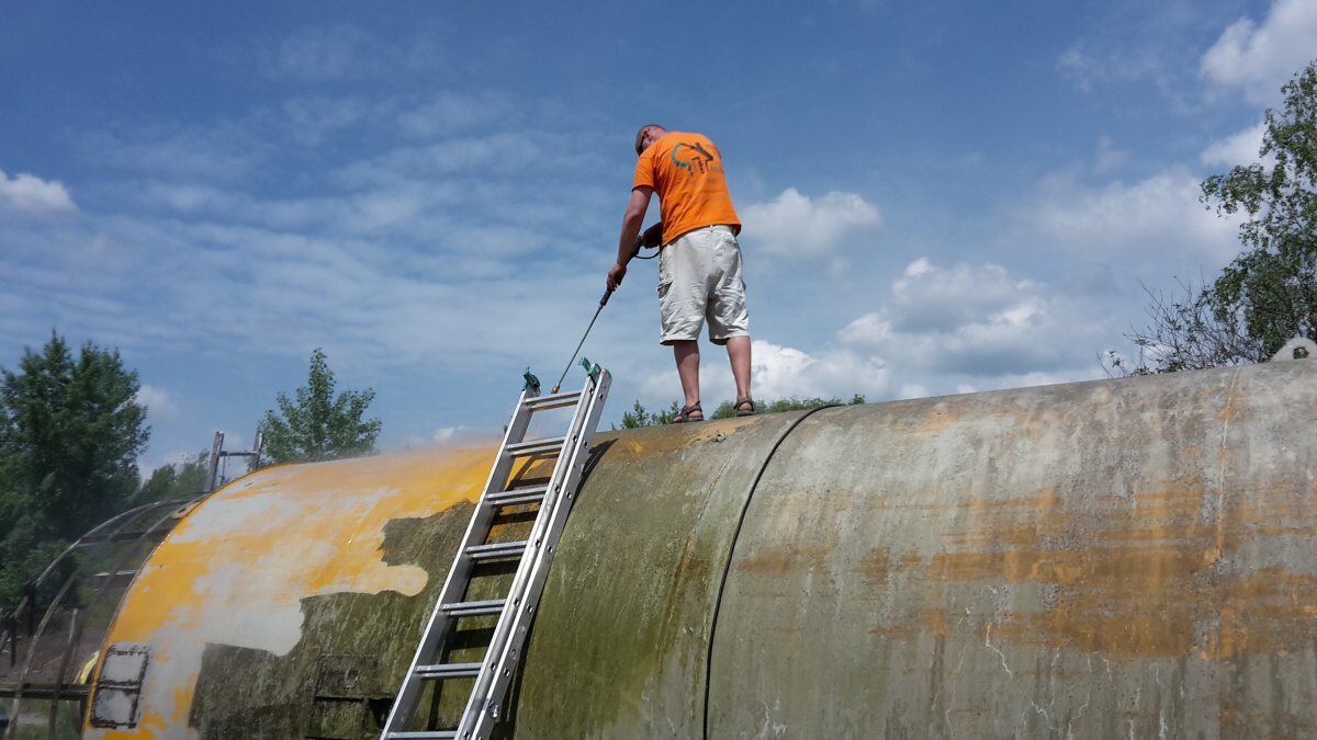 Čištění a nátěry sil na cement a vápenec