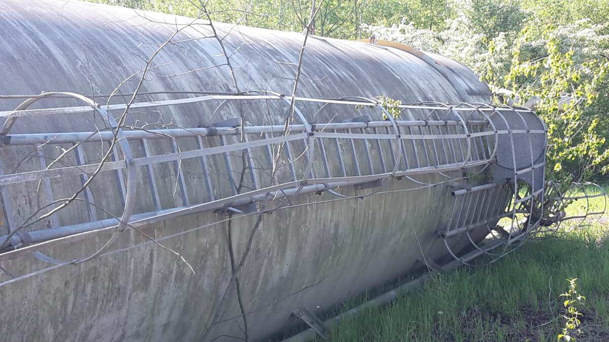 Čištění a nátěry sil na cement a vápenec