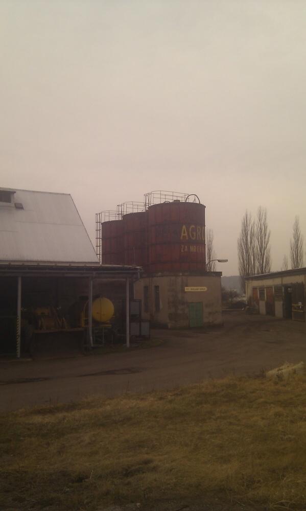 Čištění a nátěry sil na cement a vápenec