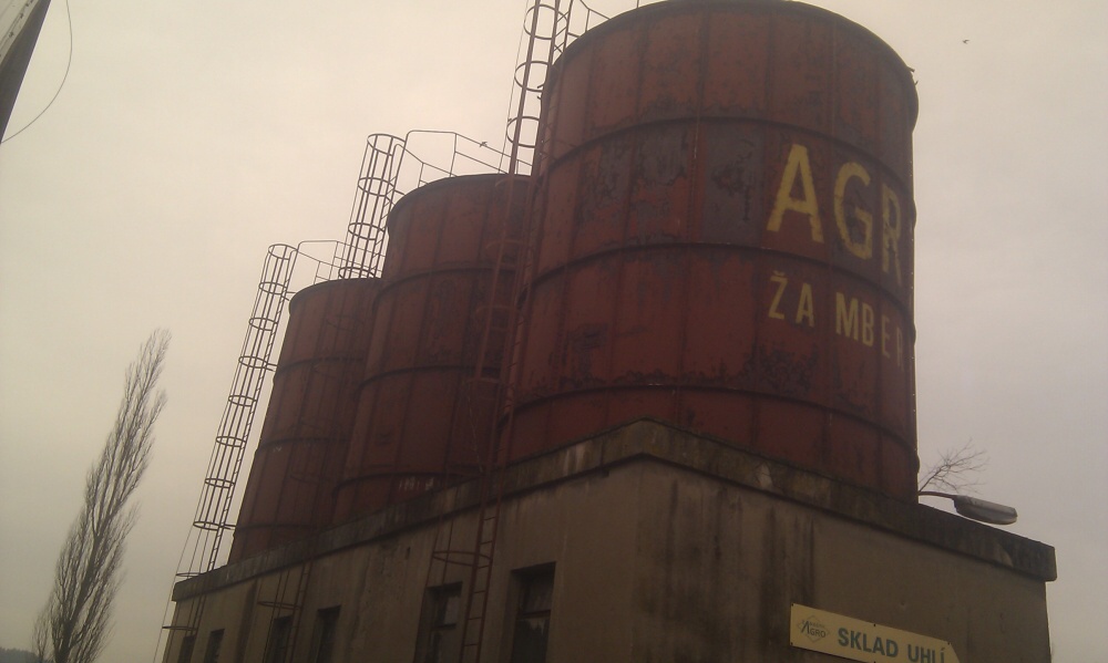 Čištění a nátěry sil na cement a vápenec