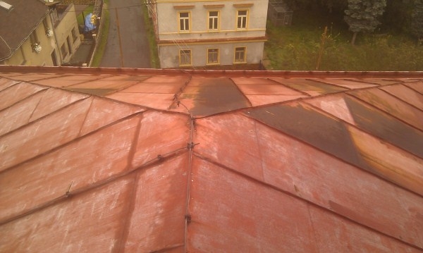 Čištění a nátěr plechové střechy