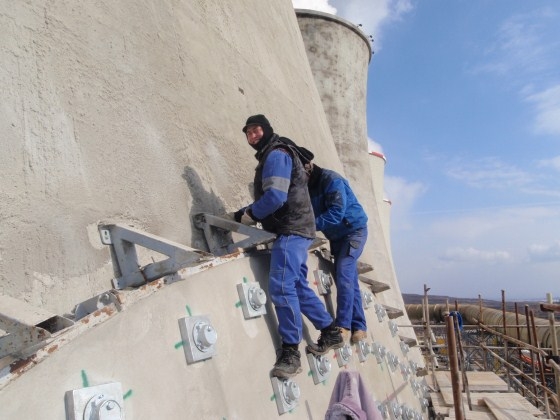 Demontáž bednění vstupu odsíření elektrárny Tušimice