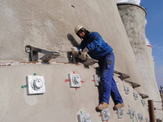 Demontáž bednění vstupu odsíření elektrárny Tušimice