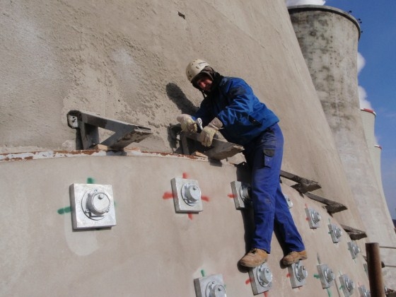 Demontáž bednění vstupu odsíření elektrárny Tušimice