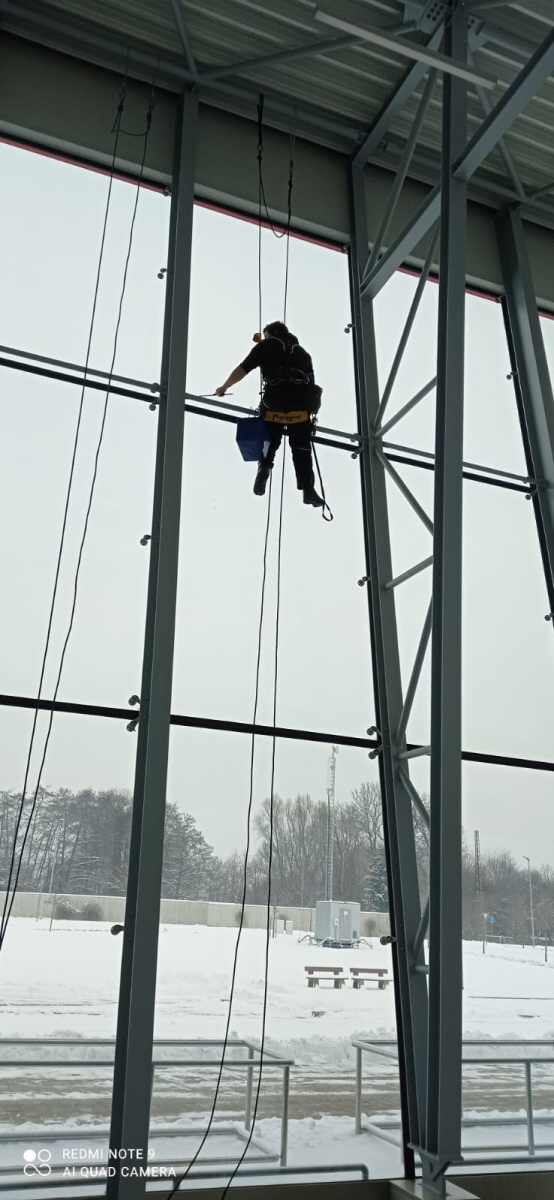 Výškové mytí skleněných ploch letiště Pardubice