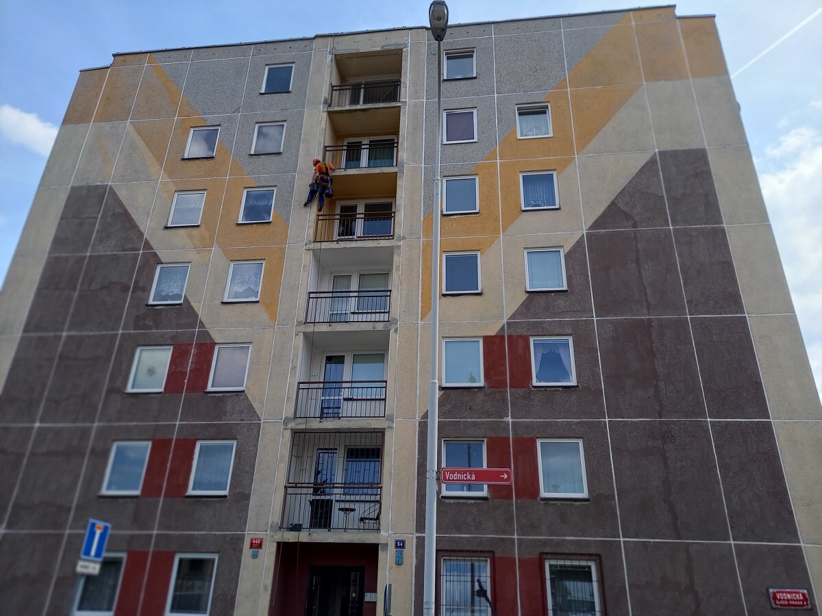 Kompletní oprava a nátěr obvodového pláště panelového domu