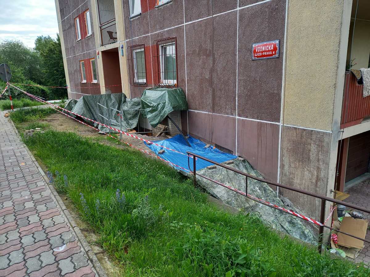 Kompletní oprava a nátěr obvodového pláště panelového domu
