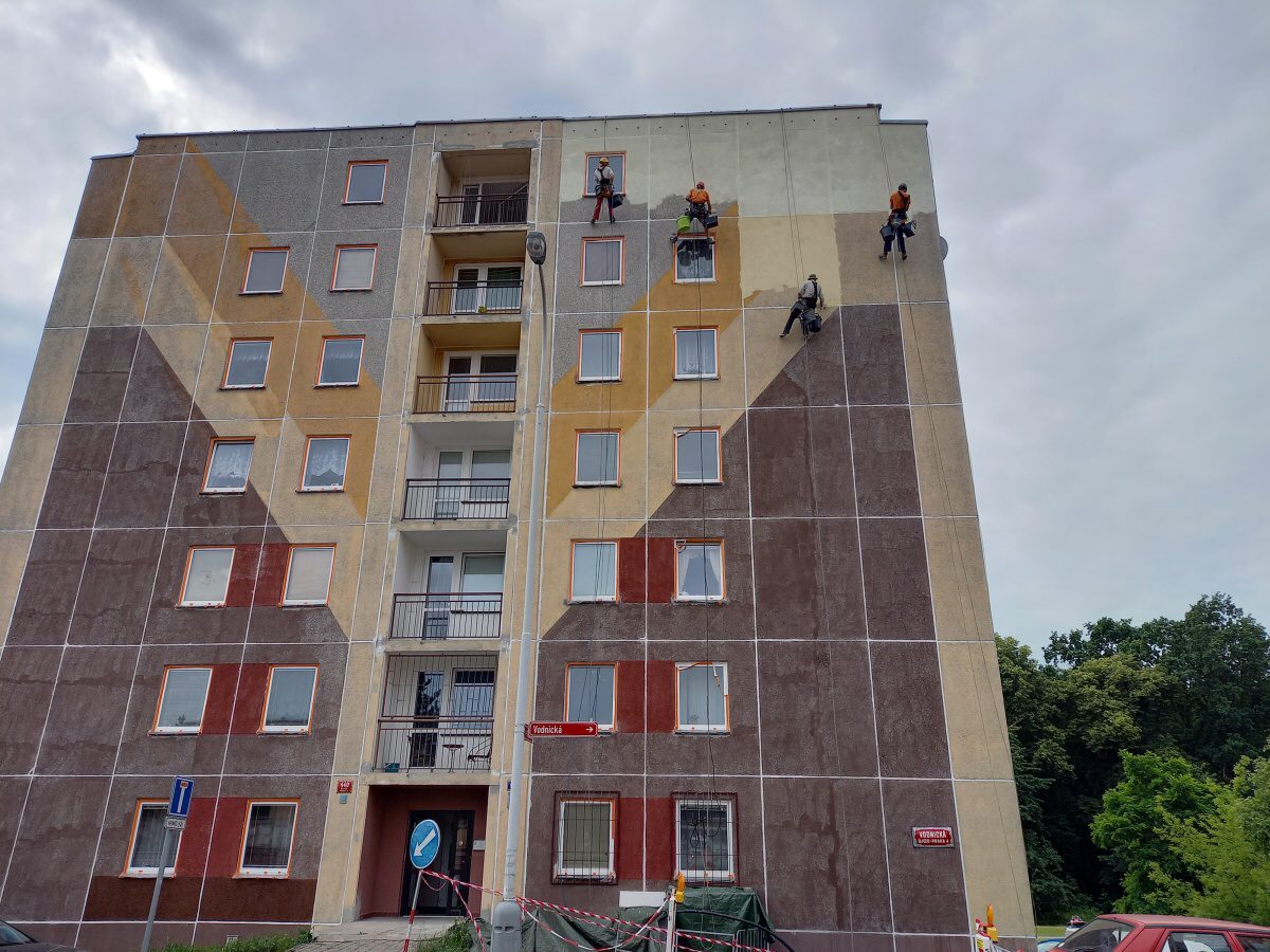 Kompletní oprava a nátěr obvodového pláště panelového domu