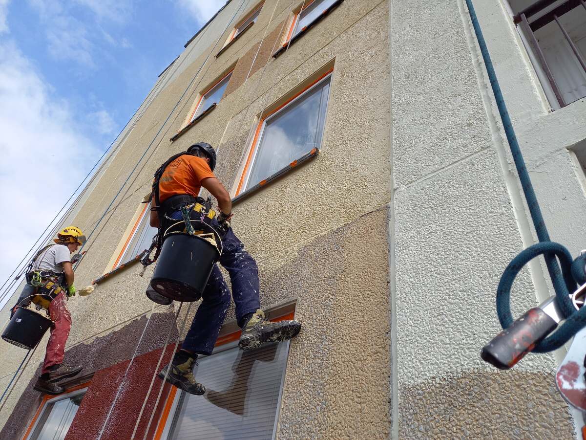 Kompletní oprava a nátěr obvodového pláště panelového domu