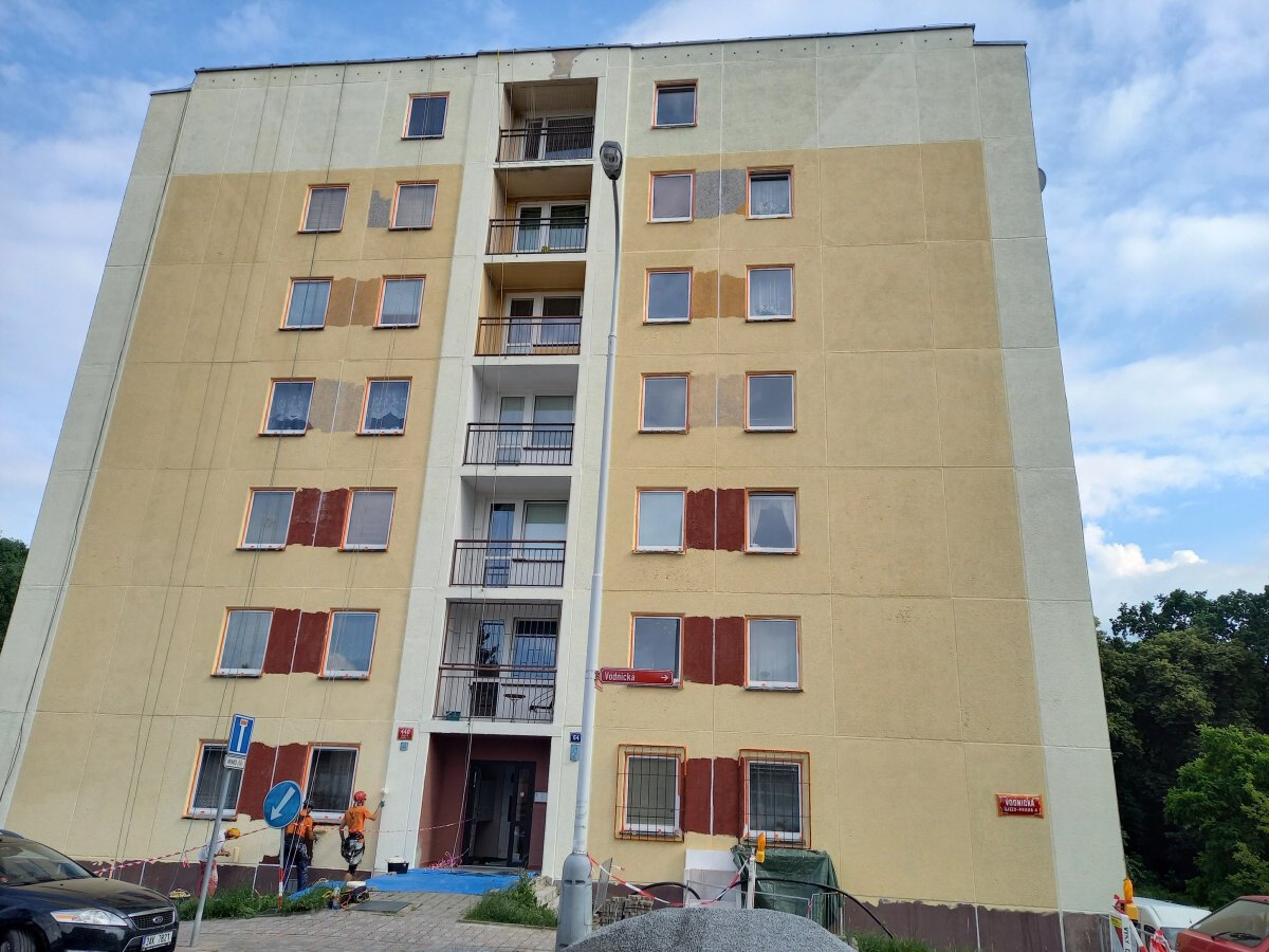 Kompletní oprava a nátěr obvodového pláště panelového domu