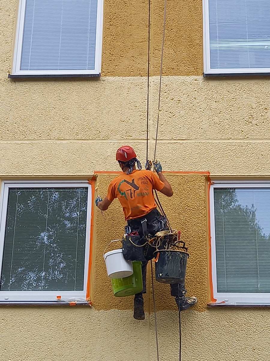 Kompletní oprava a nátěr obvodového pláště panelového domu