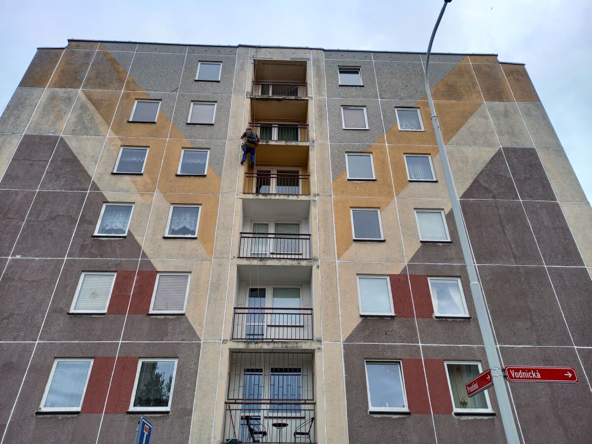 Kompletní oprava a nátěr obvodového pláště panelového domu