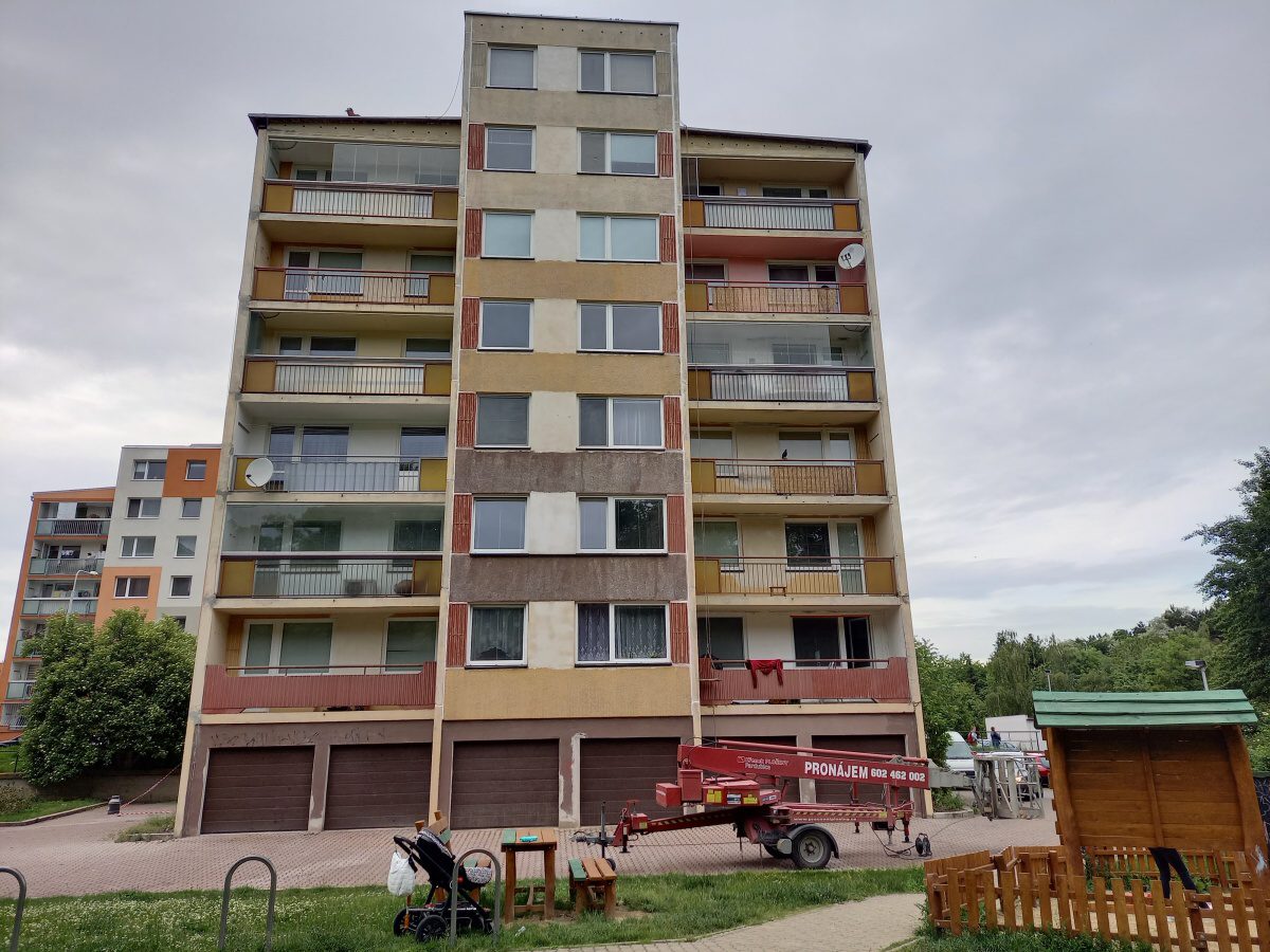Kompletní oprava a nátěr obvodového pláště panelového domu