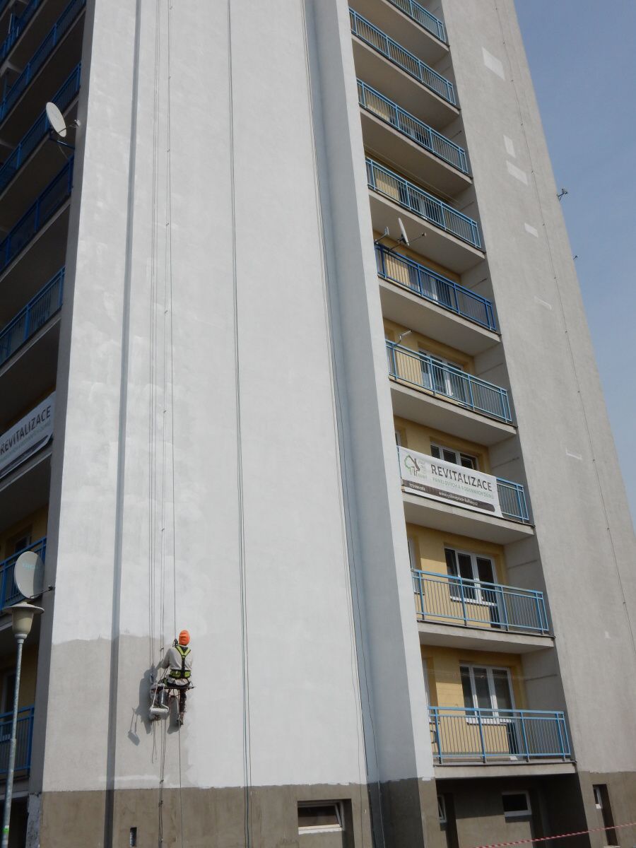 Revitalizace, renovace a nátěr obvodového pláště panelového domu