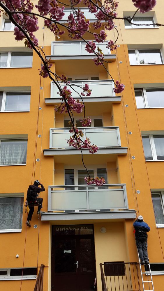 Revitalizace, renovace a nátěr obvodového pláště panelového domu